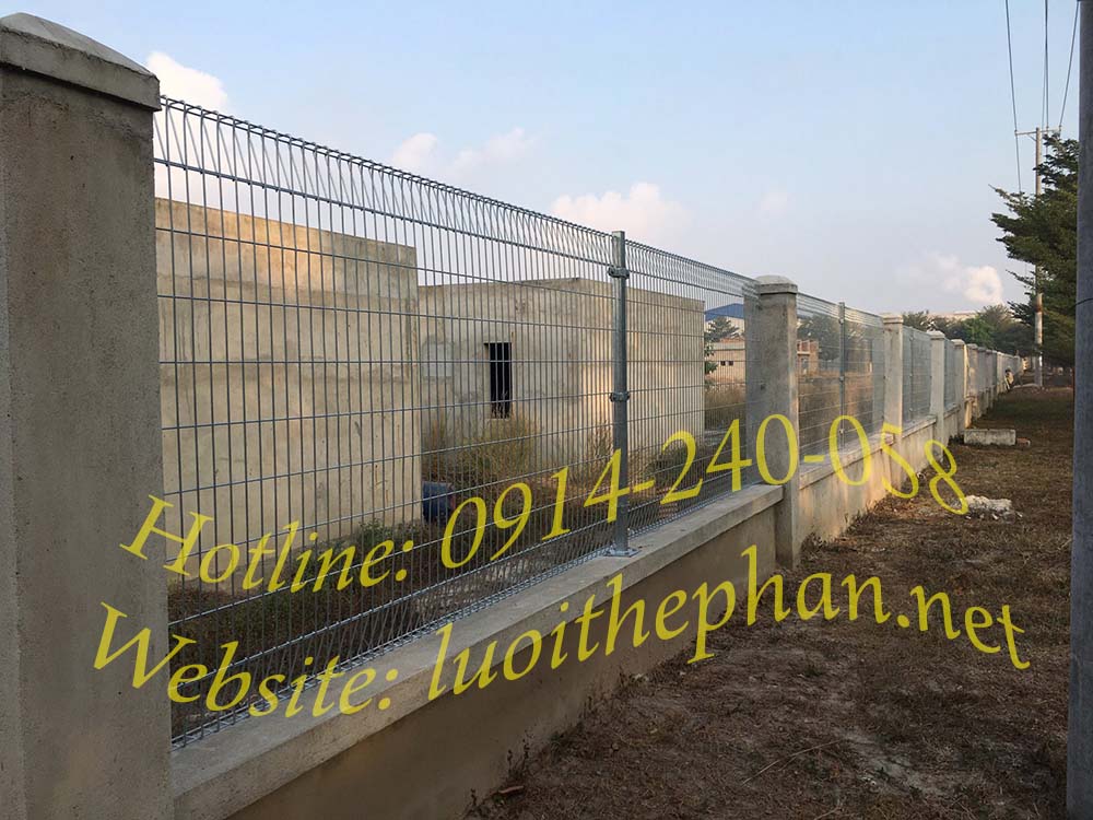 Hàng rào lưới thép bẻ đầu bắt cột bê tông