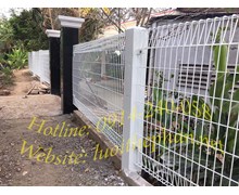 Hàng rào lưới thép bẻ đầu quanh nhà vườn