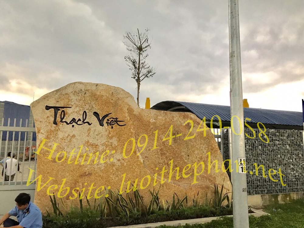 Hàng rào rọ đá quanh nhà máy